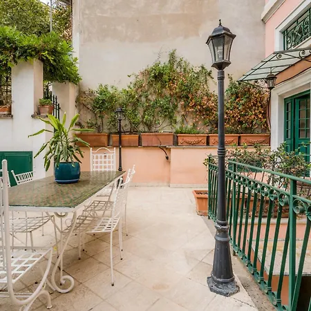 Apartment The British Corner, Cozy Loft With Garden 10 Min From Center