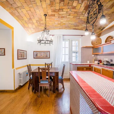 Apartment The British Corner, Cozy Loft With Garden 10 Min From Center