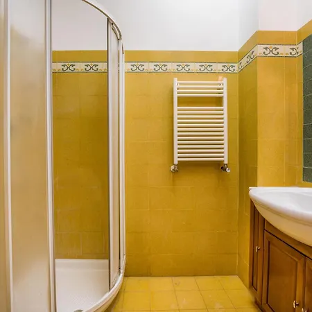 Apartment The British Corner, Cozy Loft With Garden 10 Min From Center Rome
