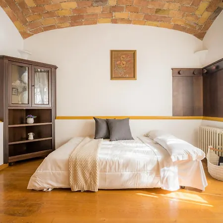 Apartment The British Corner, Cozy Loft With Garden 10 Min From Center