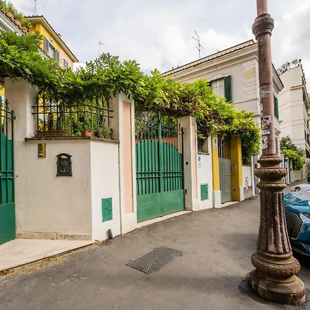 Apartment The British Corner, Cozy Loft With Garden 10 Min From Center