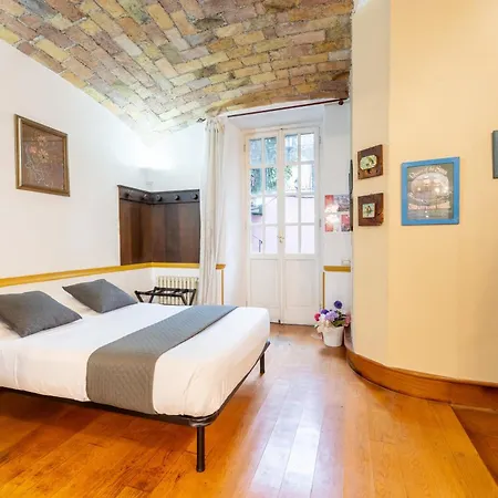 Apartment The British Corner, Cozy Loft With Garden 10 Min From Center Rom