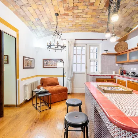 Apartment The British Corner, Cozy Loft With Garden 10 Min From Center